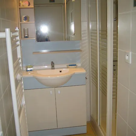 Coquet Independant Entre Foret Et Marais